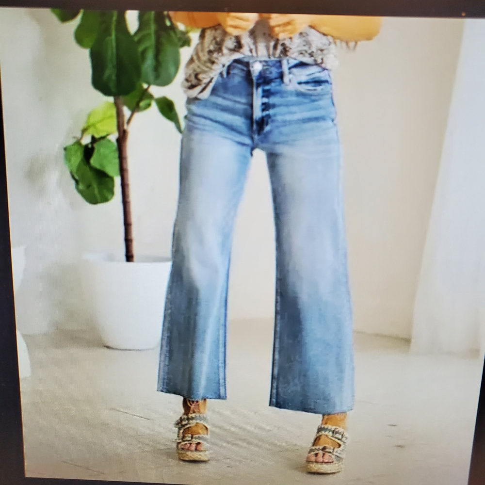 Light Blue Wide-Leg Crop Jeans - Women TrueTo Size. Fitted With Stretch